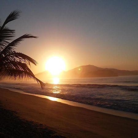 Chale No Condominio Verde Mar Na Praia Da Cocanha 까라과따뚜바 외부 사진